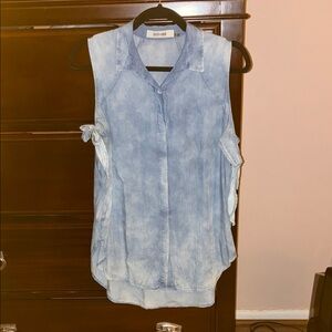 DO+BE Women's Light Blue Sleeveless Button Down Shirt
